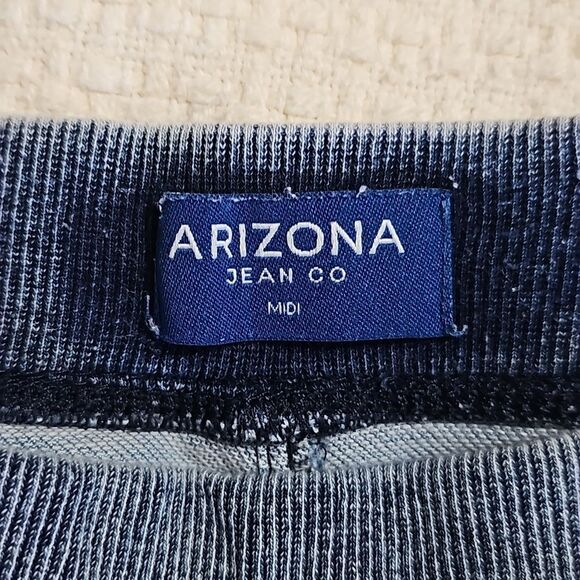 Arizona Girls Denim Light Wash Shorts, Elastic Waist, Size 20  1/2 - Picture 3 of 4